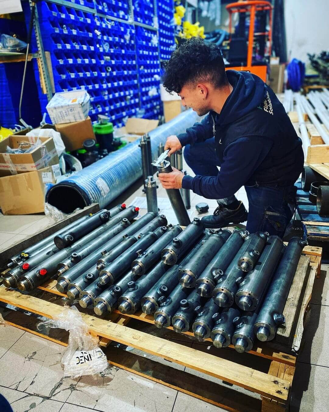 Oil Sarda - Hydraulics and pneumatics in Sardinia - Cagliari - Our technician accurately checks the last arrival of stock of hydraulic cylinders built by our partner DEOL denigroup